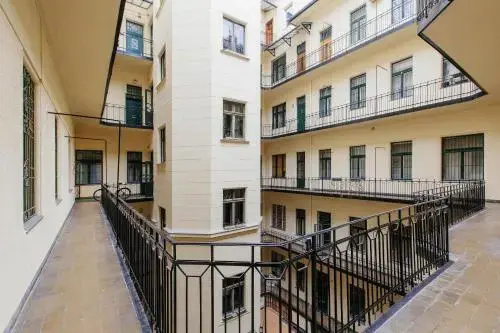 Inner City Apartment - Hold utca — отель с удобствами в Будапеште