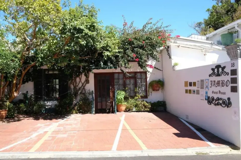 Jambo Guest House Green Room in Green Point — забронировать отель в Кейптауне