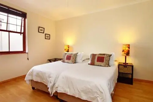 Cape Paradise Lodge and Holiday Apartments 4 — отель в Кейптауне, Южноафриканская Республика