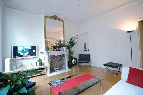 Champs Elysees Homestay — комфортный отель в Париже