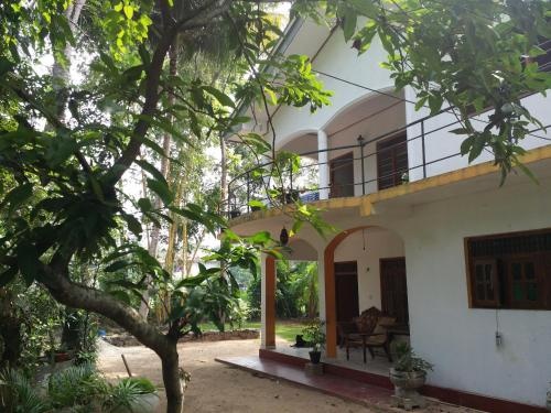Pathum Guest House — отель с удобным расположением в Хиккадува