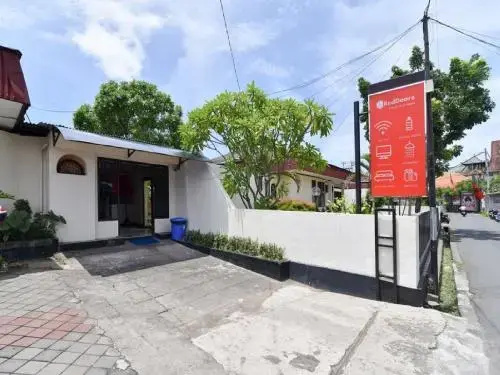 RedDoorz @ Tuban Kuta — отель с удобствами в Кута