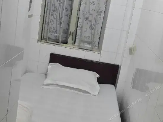 Цены на First Guest House в Гонконг