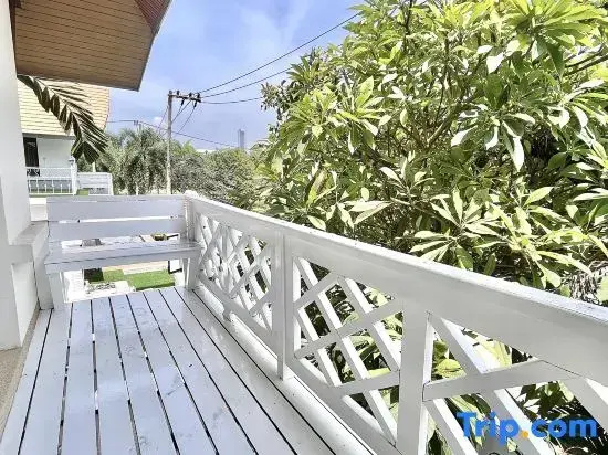 H6 Downtown Chinatown Terminal, Fengyue Street, Five bedroom Pattaya Haitian Pool Villa — отель с удобным расположением в Паттайе