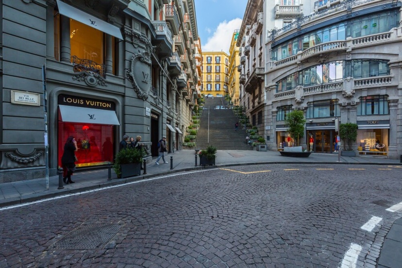 Appartamento moderno nel centro di Chiaia — отель в Неаполе, Италия