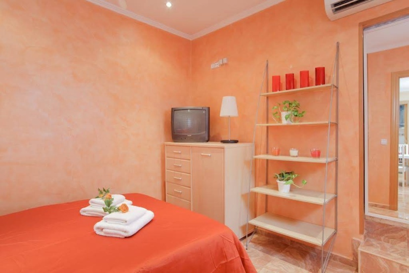 Apartaments Villarroel — отель с удобным расположением в Барселоне