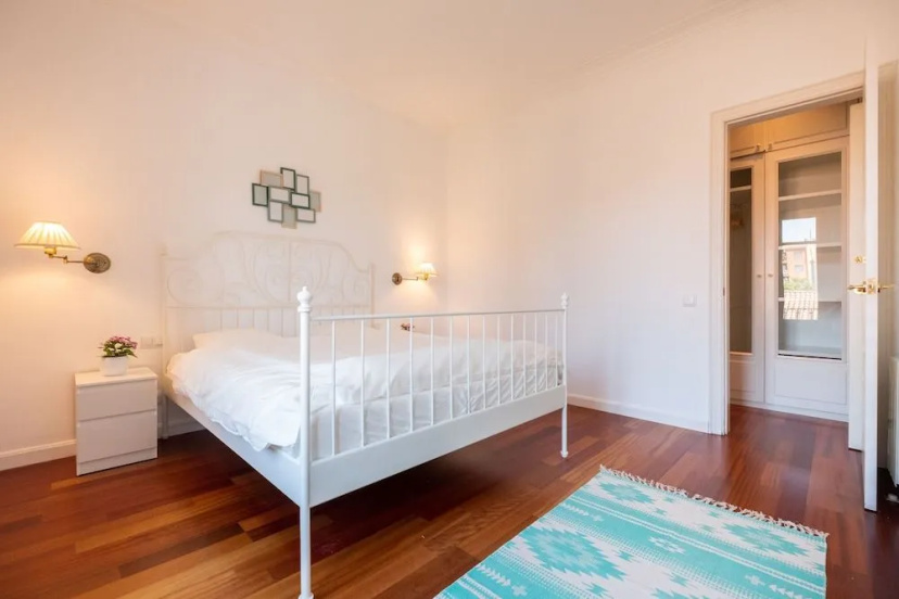 Цены на Stunning 4BR Apart in Sagrada Familia в Барселоне