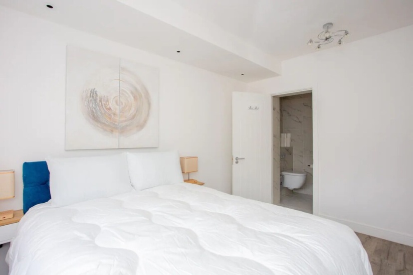 Цены на Bright 1 Bedroom Apartment in West London в Лондоне