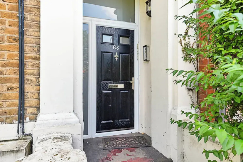 Цены на Bright and Newly Furnished Acton Apartment в Лондоне