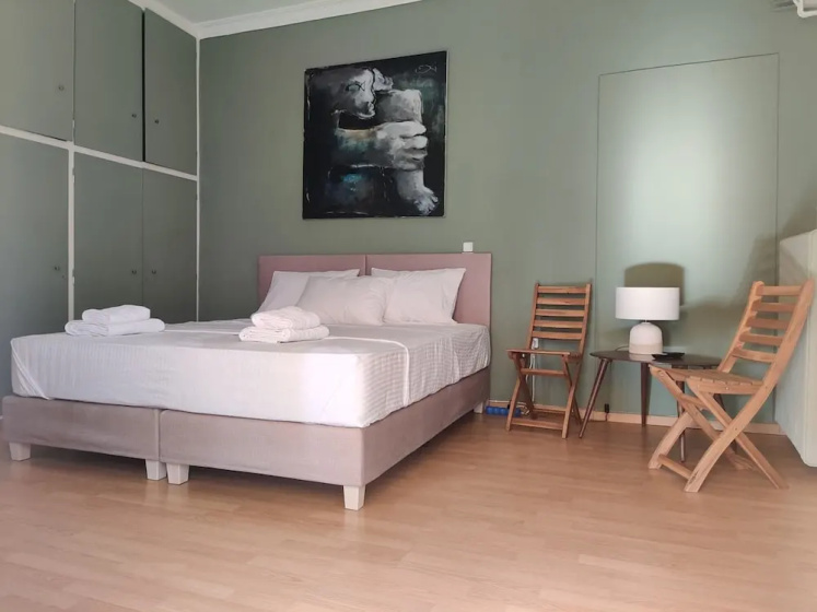Cosy 1BR Apt With Balcony in Vibrant Exarcheia — забронировать отель в Афины