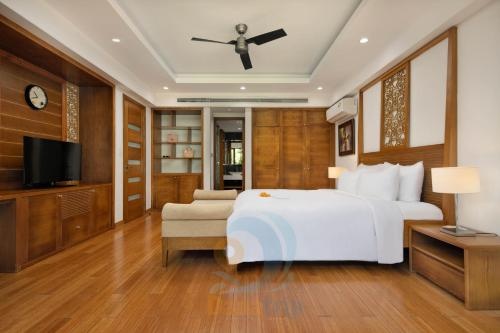 Luxury Beach View Villa — забронировать отель в Дананге