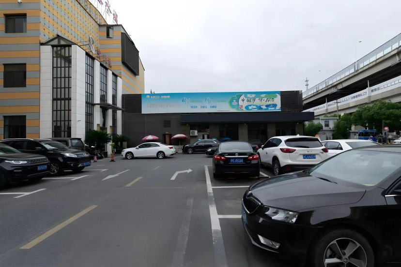 IU Hotel Shanghai Minhang Jiaotong University Dongchuan Road Subway Station Branch — отель с удобным расположением в Шанхае