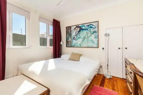 Large family flat in Campo de Ourique — отель с удобным расположением в Лиссабоне