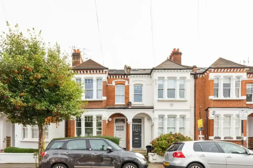 Stunning 2 Bed Apt W Garden in Clapham — комфортный отель в Лондоне