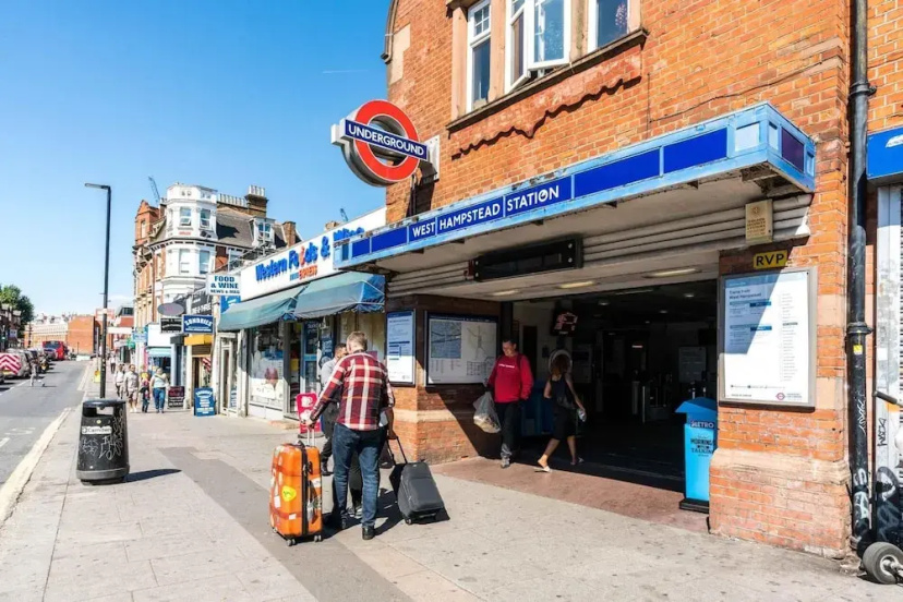 Fantastic 3 Bedroom Flat West Hampstead 3 — отель в Лондоне, Соединенное Королевство