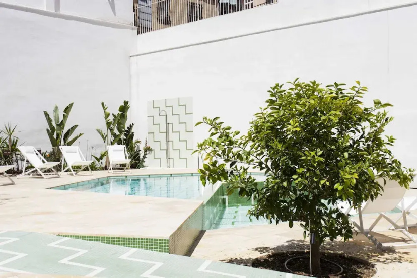 Aspasios Garden Apartments — отель с удобным расположением в Барселоне