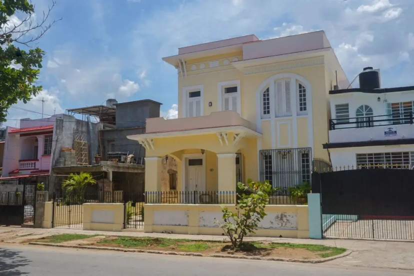 Villa Azurea 7 rooms Vedado — отель с удобствами в Гавана