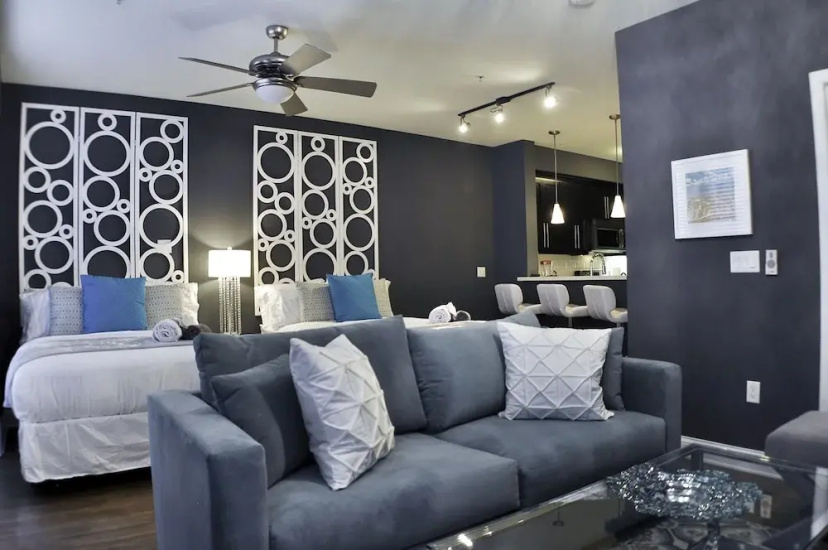 Premier Hollywood LA 4BD Suite — отель с удобным расположением в Лос-Анджелесе