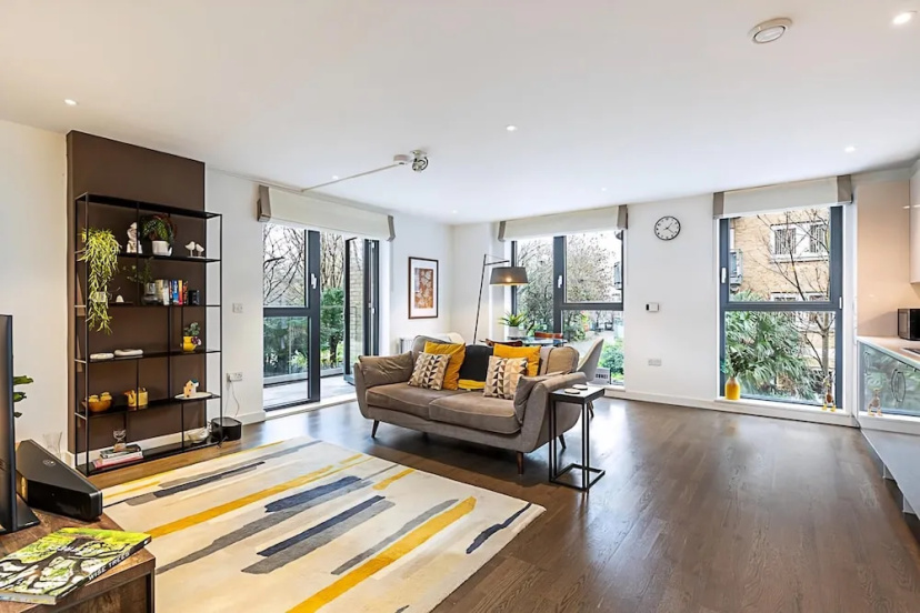Цены на Spacious and Trendy Shoreditch Flat в Лондоне