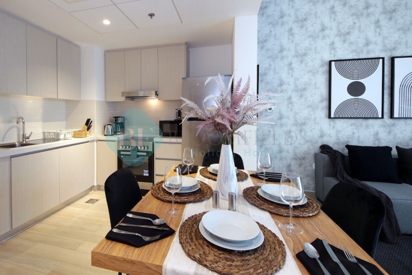 Stunning canal view apartment Yas island — отель с удобным расположением в Абу
