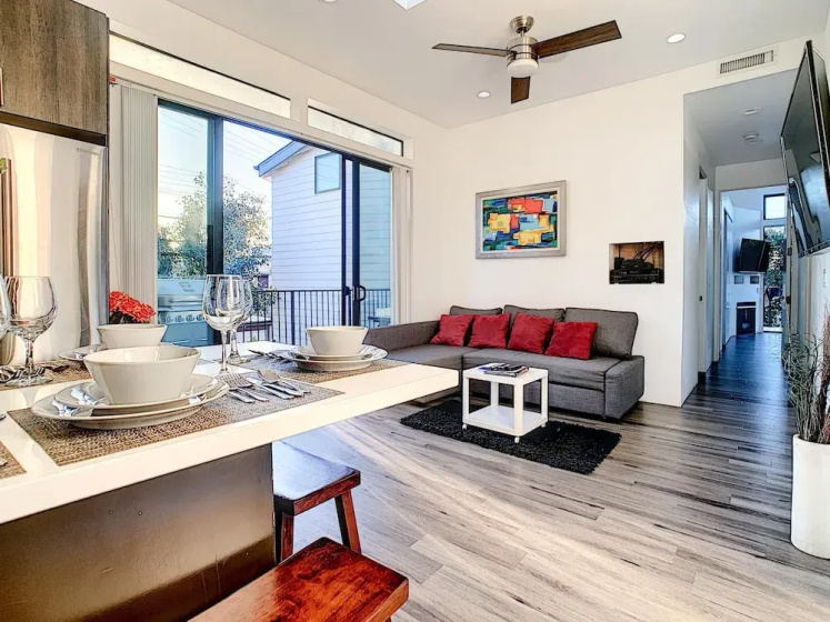 2nd Story Masterpiece In Venice Beach 4 Bedroom Home by RedAwning — забронировать отель в Лос-Анджелесе