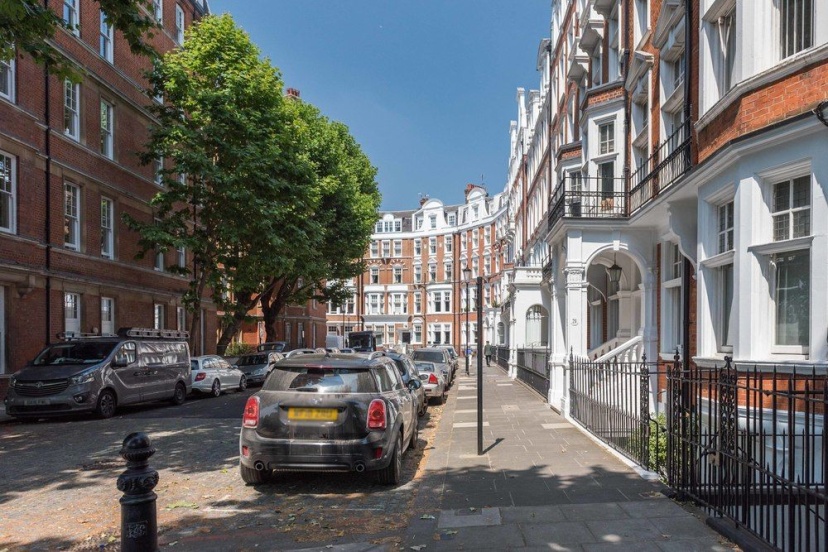 Charming Chelsea Apartment overlooking the Thames — отель с удобным расположением в Лондоне