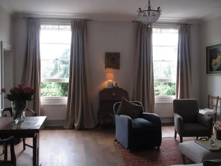 2 Bedroom Period Apartment Next To Clapham Common — отель с удобным расположением в Лондоне