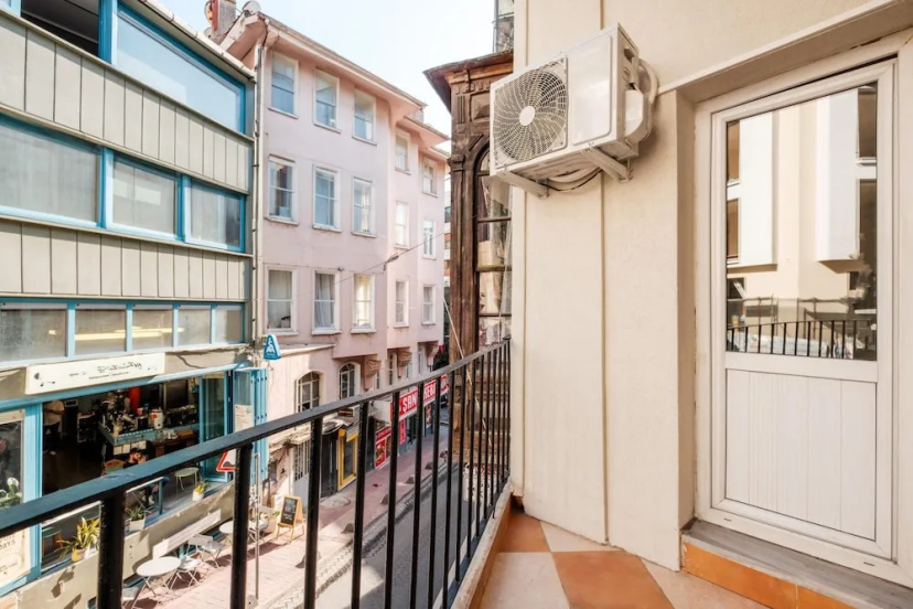 Chic Modern Flat w Balcony 5 min to Taksim — отель с удобным расположением в Стамбуле