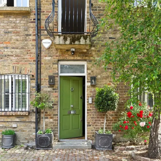 Delightful 3-bed Family Home Bayswater — отель с удобным расположением в Лондоне