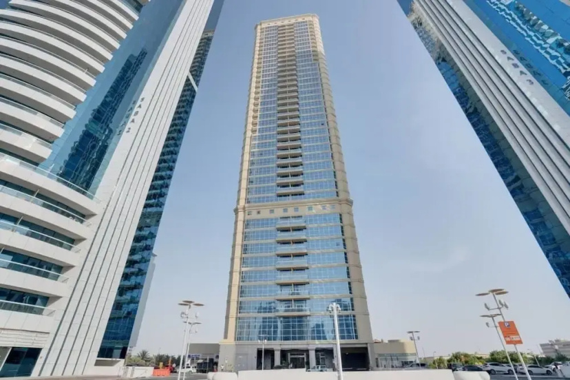 Dazzling Apartment in Dubai Gate Central of JLT — отель с удобствами в Дубае