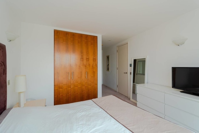 Цены на Stylish Modern 2 Bedroom Apartment в Лондоне