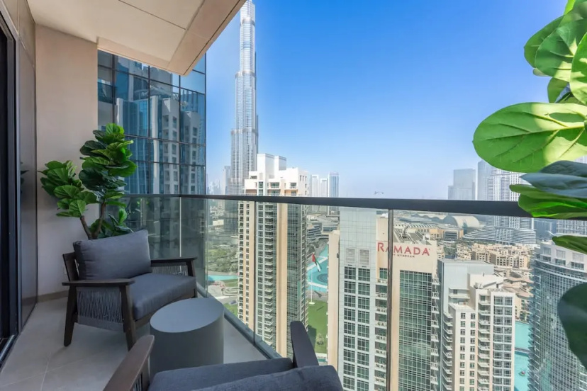 Top Class 2BR With Burj Khalifa View in Downtown — отель с удобным расположением в Дубае