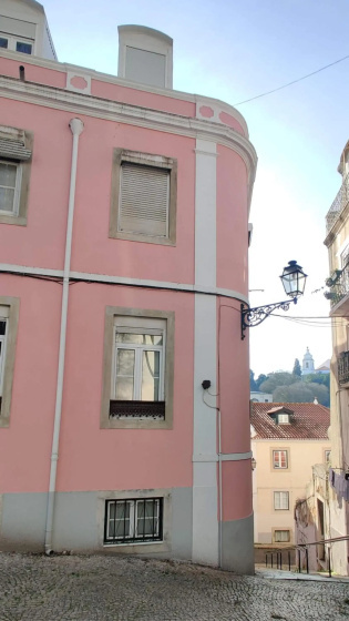 Alfama Graca neighbourhood typical & bright apartment with AC 1st floor — отель в Лиссабоне, Португалия