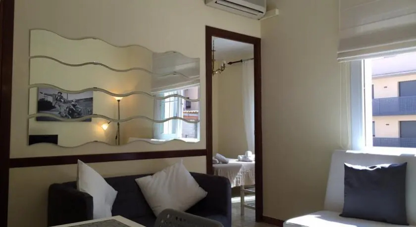 Suites4days Barcelona Paralel — отель с удобствами в Барселоне