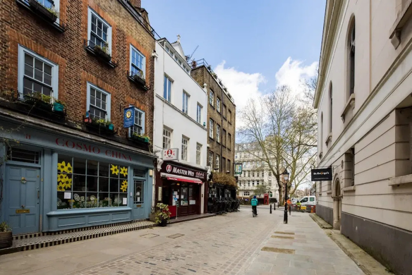 Contemporary Apartment in Central Bloomsbury — комфортный отель в Лондоне