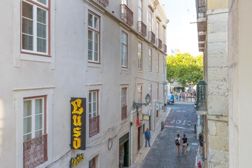 Sunny Bairro Alto / Chiado Apartment, By TimeCooler — отель в Лиссабоне, Португалия
