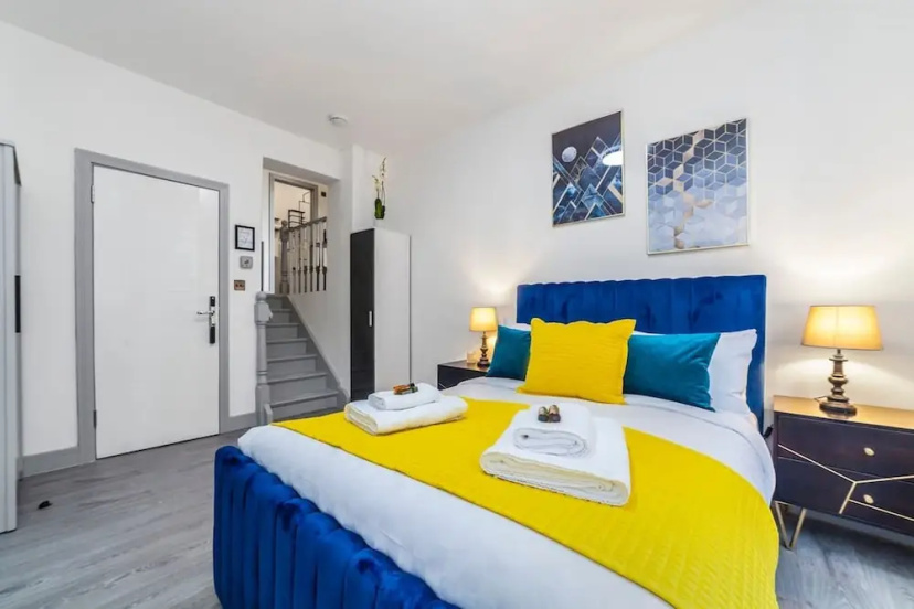 Cosy and Modern Duplex in the Heart of Earls Court — отель с удобным расположением в Лондоне