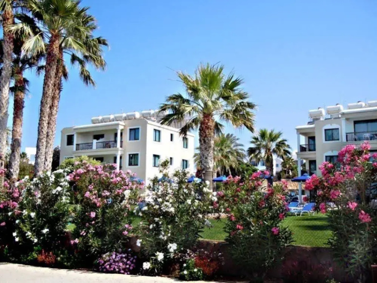 Rododafni Beach Apartments — отель с удобным расположением в Пафос