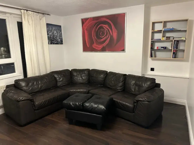 Stylish 1BR Apt w/ Fireplace & High-speed Wifi — отель с удобным расположением в Лондоне