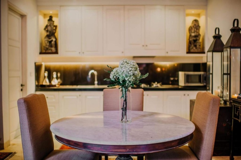 Mosan House - unique art-filled gem in perfect location a short walk from the beach or Seminyak Square — комфортный отель в Кута