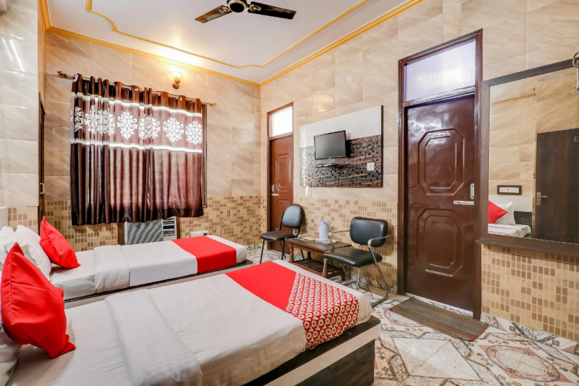 OYO Flagship 76340 Hotel PR palace - Hotel in Λάκναου - Photo 1