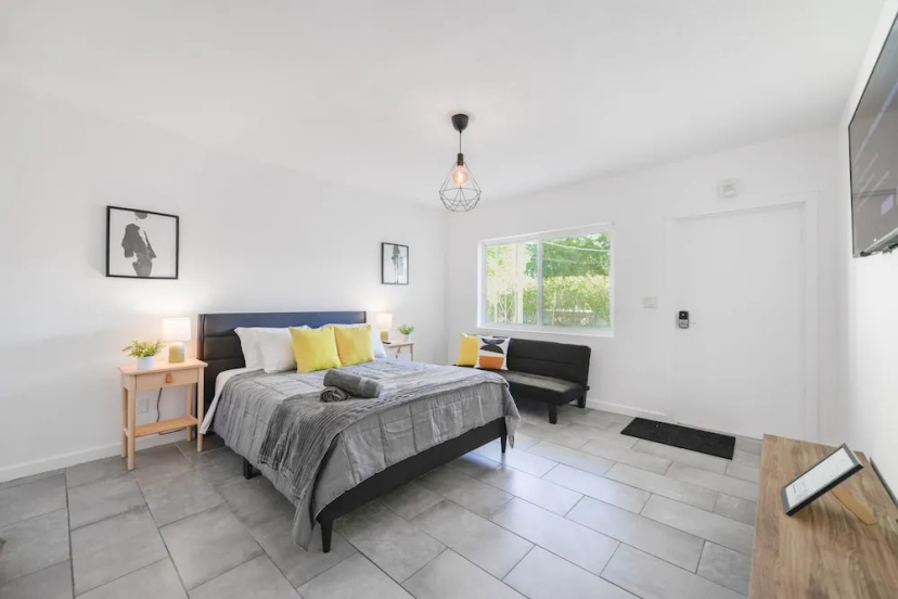 Lovely Studio 15 min from the beach — отель с удобствами в Майами