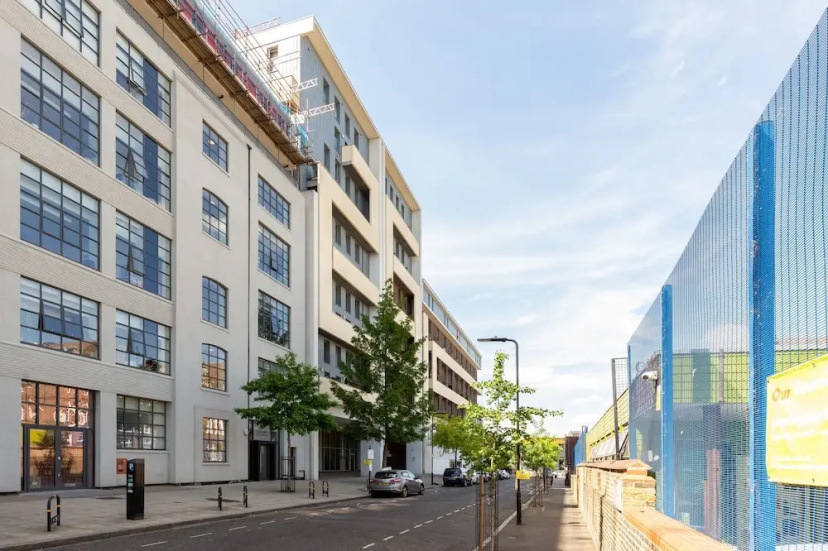 Цены на Deluxe 2 Bed Flat with Balcony in Hackney в Лондоне