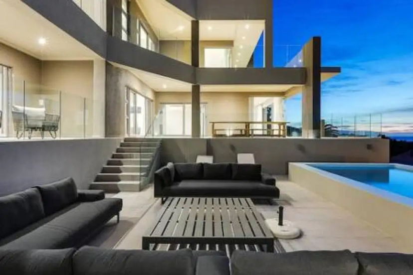 Large 9 Bedroom Villa in Camps Bay w Pool Apostles Views — комфортный отель в Кейптауне