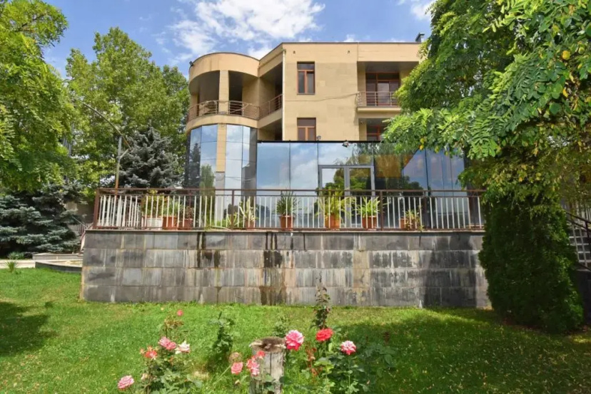 Kocharyan Street, 5 bedrooms Luxury, Unique House MS555 — отель с удобствами в Ереван