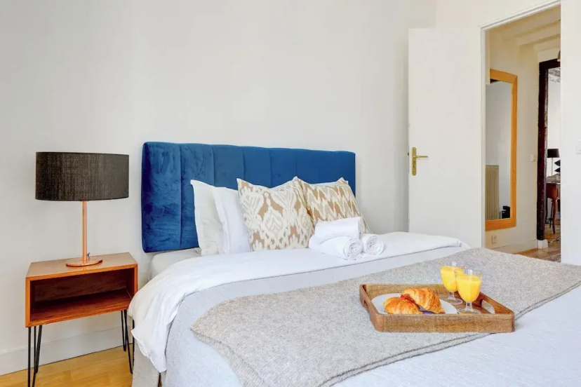 Charming 1BR Steps from Saint-Germain — отель с удобным расположением в Париже