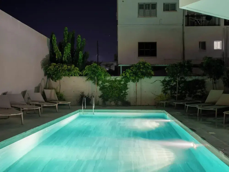 Sanders Olive - Chic 2-bdr Apt With Shared Pool — отель с удобным расположением в Пафос