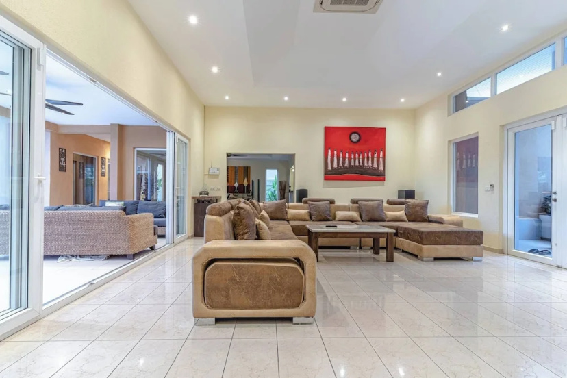 Tropical Luxury 4BR Pool Villa w Game Area — отель с удобным расположением в Паттайе
