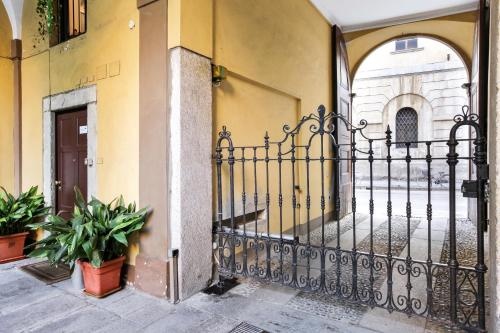 Cadorna Cattolica Uni Apartment — забронировать отель в Милане