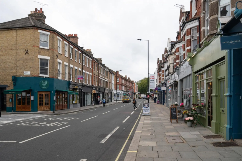 Цены на Traditional Fulham Home Close to the River Thames by Underthedoormat в Лондоне